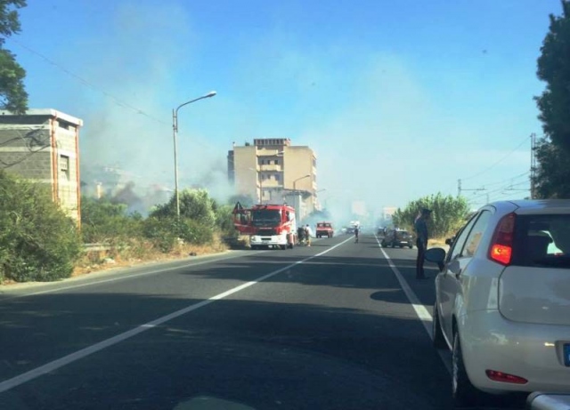 Priolo, sterpaglie a fuoco a ridosso della strada statale