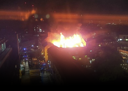 Violento incendio nella notte a Camden Market
