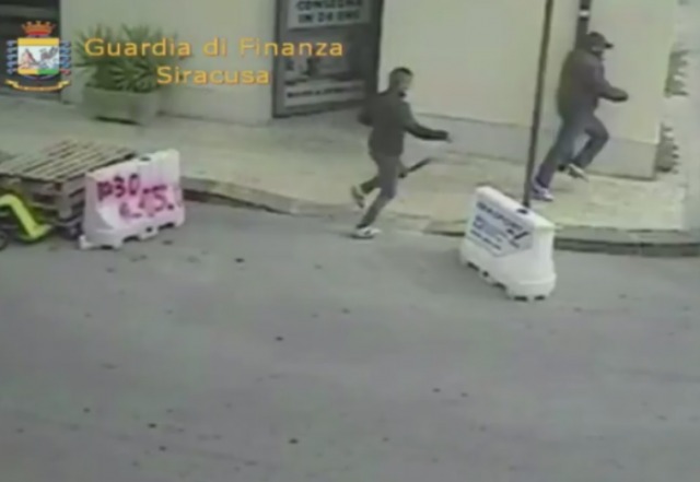 Siracusa, 2 arresti per rapina a centro scommesse