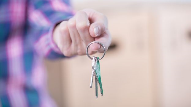 Siracusa, tardano 15 giorni sull'affitto e il proprietario fa sparire tutte le loro cose