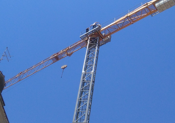 Siracusa, riesplode la disperazione dei dipendenti della ex Provincia: dipendenti sulla gru