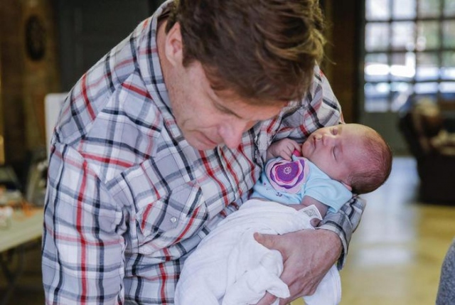 Boom dei papà babysitter, sono raddoppiati i congedi