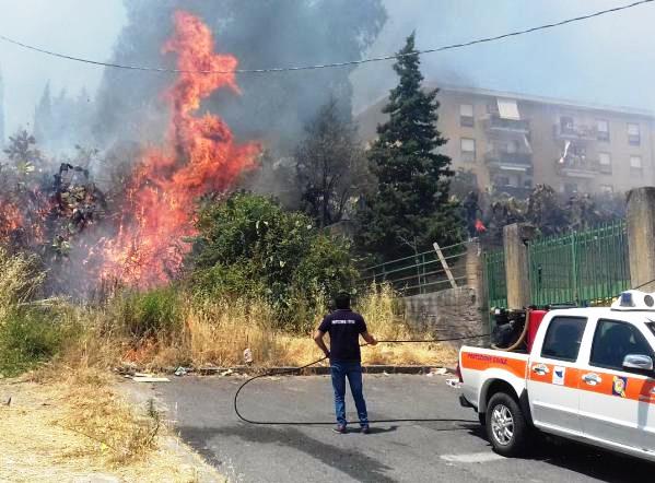 Siracusa, grosso incendio a Città Giardino: evacuate le abitazioni vicine