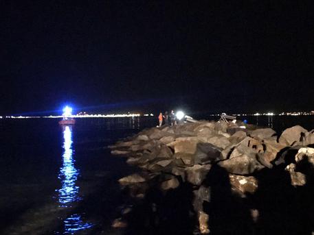 Cagliari, finiscono con il gommone sugli scogli: 2 morti