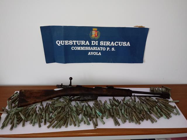 Avola, ai domiciliari deteneva abusivamente un fucile militare
