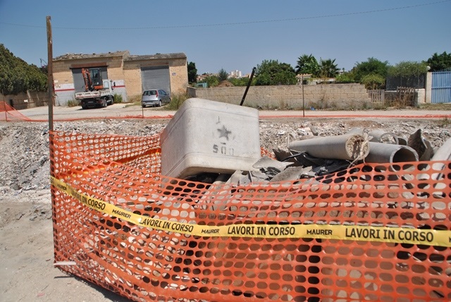 Avola, scaricano rifiuti pericolosi in area comunale