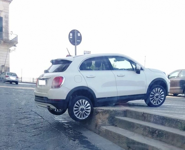 Siracusa, una manovra sbagliata e la foto rimbalza sui social