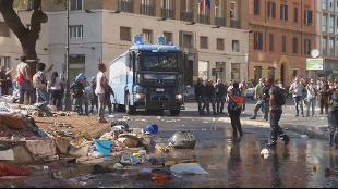 Roma, scontri in piazza indipendenza: sospesi sgomberi