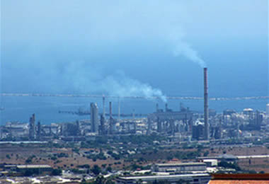 Siracusa, torna l'incubo della 'puzza' notturna