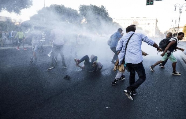 Roma, tensioni tra Polizia e migranti durante sgombero in piazza Indipendenza