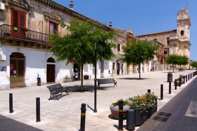 Canicattini Bagni, via a pulizia e diserbamento del centro abitato