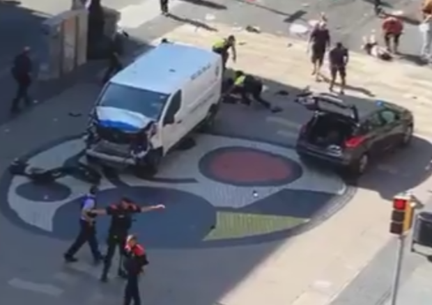 Barcellona, furgone sulla folla alla Rambla: morti e feriti