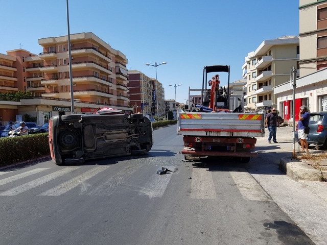 Siracusa, furgoncino si ribalta in viale Scala Greca