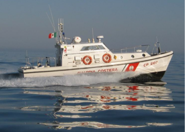 Siracusa e Augusta, soccorso un mercantile e un gommone