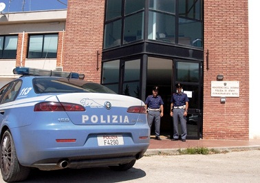 Noto, pugni e schiaffi a gestore di un chiosco che si rifiuta di dare loro da bere