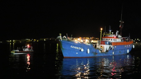 Lampedusa, nave Ong tedesca bloccata per controlli