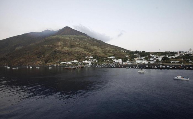 Lipari, barca travolta da onde vaporetto: ferita turista