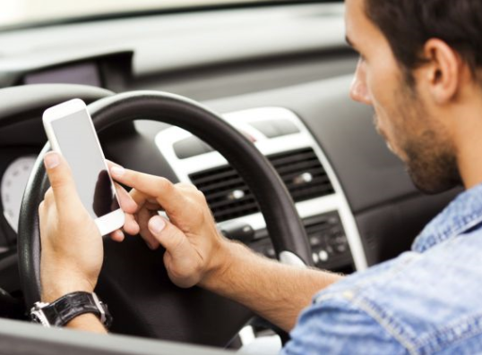 Siracusa, tolleranza zero sull'uso dei telefonini alla guida: vigili urbani in borghese