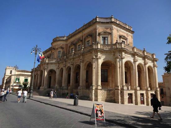 Noto, tavolini dei locali troppo in là: multe nel centro storico