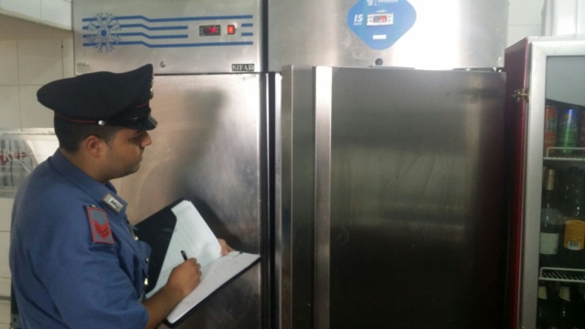 Portopalo, i Nas sequestrano 20 chili di pesce in hotel