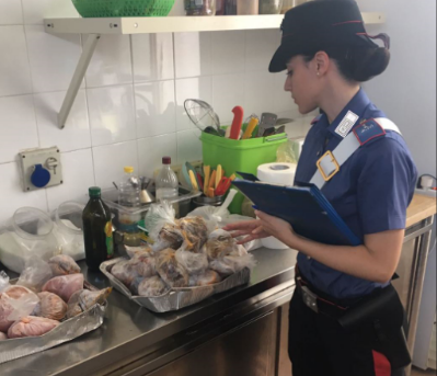 Siracusa, alimenti in cattivo stato di conservazione in struttura ricettiva