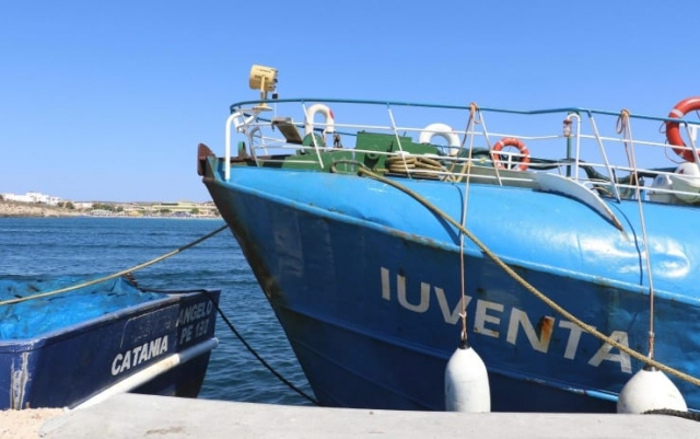 Trapani, "Dietro il sequestro della nave Ong Iuventa c'è l'estrema destra"