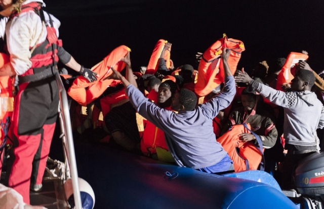 Lampedusa, Guardia costiera prende a bordo migranti da nave Msf