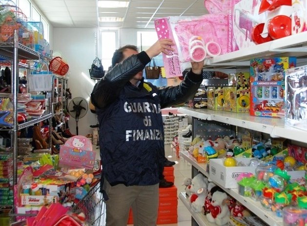 Siracusa, lotta alla contraffazione: sequestrati 3.249.000 prodotti nei negozi cinesi