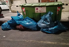 Siracusa, rifiuti dei ristoranti abbandonati fuori dai cassonetti