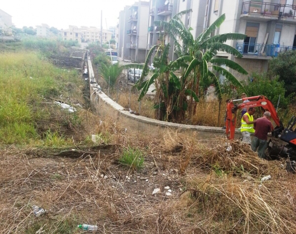 Pachino, via Mascagni: pulizia canale di scolo e raccolta rifiuti