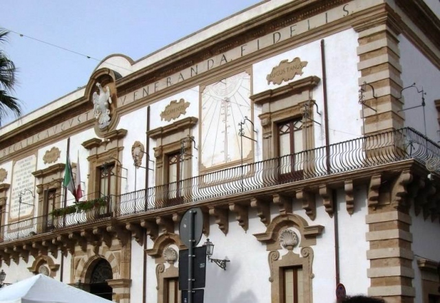 Augusta, rifiuti: 10 persone indagate