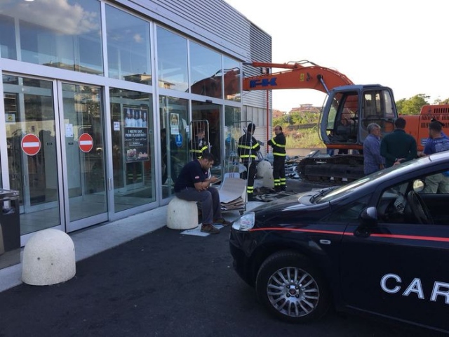 Banda escavatore fallisce assalto Giarre