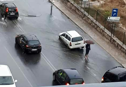 Siracusa, prima pioggia: in viale Teracati auto intrappolata in un tombino
