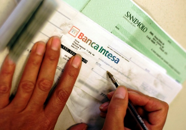 Furto a anziana, colf gabbata da complice che spende tutto in villaggio turistico a Portopalo