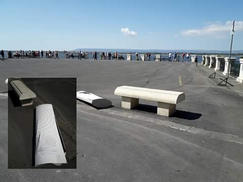 Siracusa, totem in terra: abbandonato da circa 10 giorni