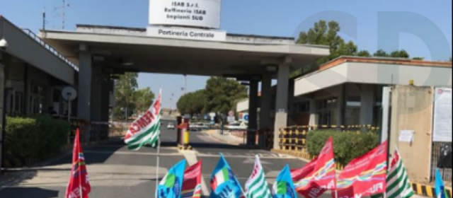 Priolo, sit in dei lavoratori della Pellegrini davanti portineria sud dell'Isab