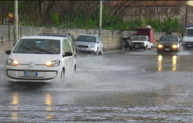 Palermo, pioggia e vento: strade allagate e tombini saltati