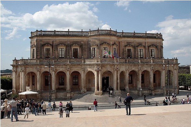 Noto, occupazione abusiva di suolo pubblico: multato un bar
