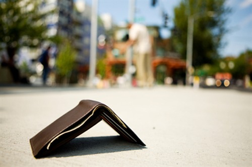 Noto, trova portafoglio pieno e lo consegna ai Carabinieri