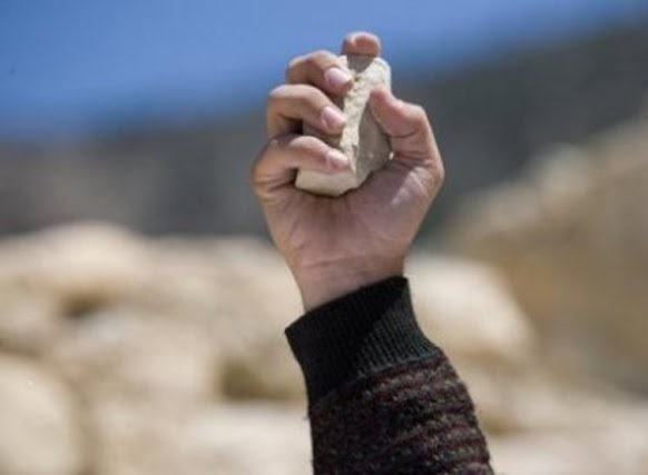 Siracusa, vandalizzata l'auto del consigliere comunale Castagnino: presa ripetutamente a sassate