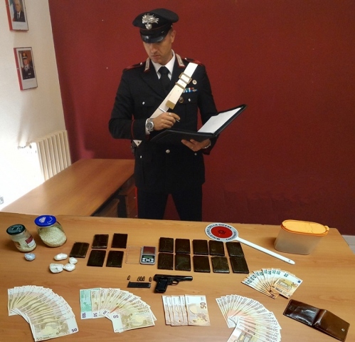 Avola, droga, denaro e una pistola in casa: 38enne in manette