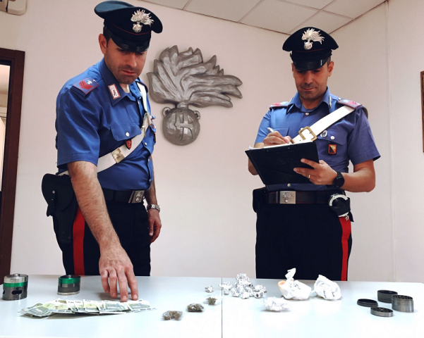 Augusta, 19enne arrestato per spaccio: aveva 50 dosi di marijuana