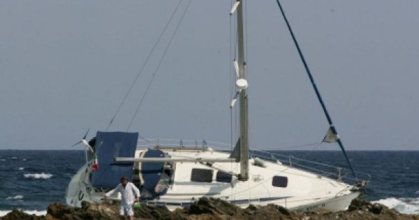 Augusta, veliero in avaria finisce sugli scogli: in salvo i passeggeri