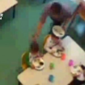 Picchiava bambini, sospesa insegnante scuola materna a Corleone