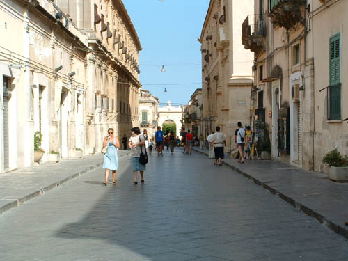 Noto, violenta lite a mano armata in Corso Vittorio Emanuele