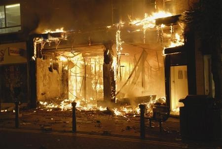 Avola, appiccato incendio a esercizio commerciale