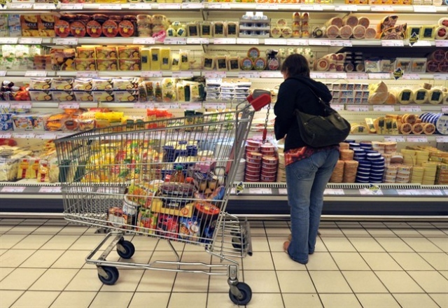 Siracusa, irregolarità e cibo scaduto: sequestrato minimarket