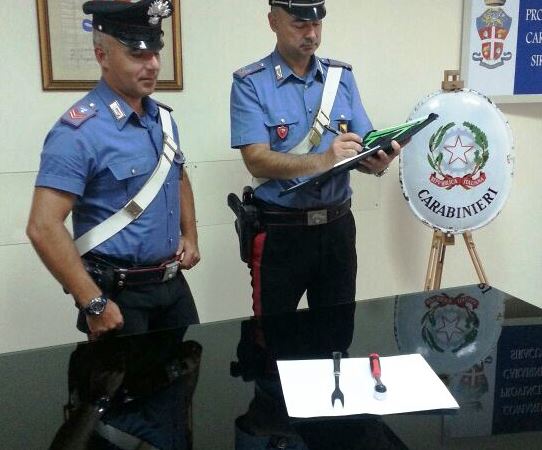 Siracusa, colpi di bottiglia, forchettoni da cucina e chiavi: sedata rissa