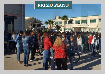 Siracusa, sciopero all'Archia: alunni e genitori fuori dalla scuola per dire "No" ai doppi turni