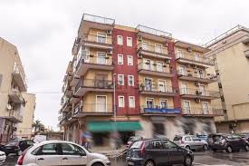 Siracusa, 95enne si lascia cadere dal balcone di casa